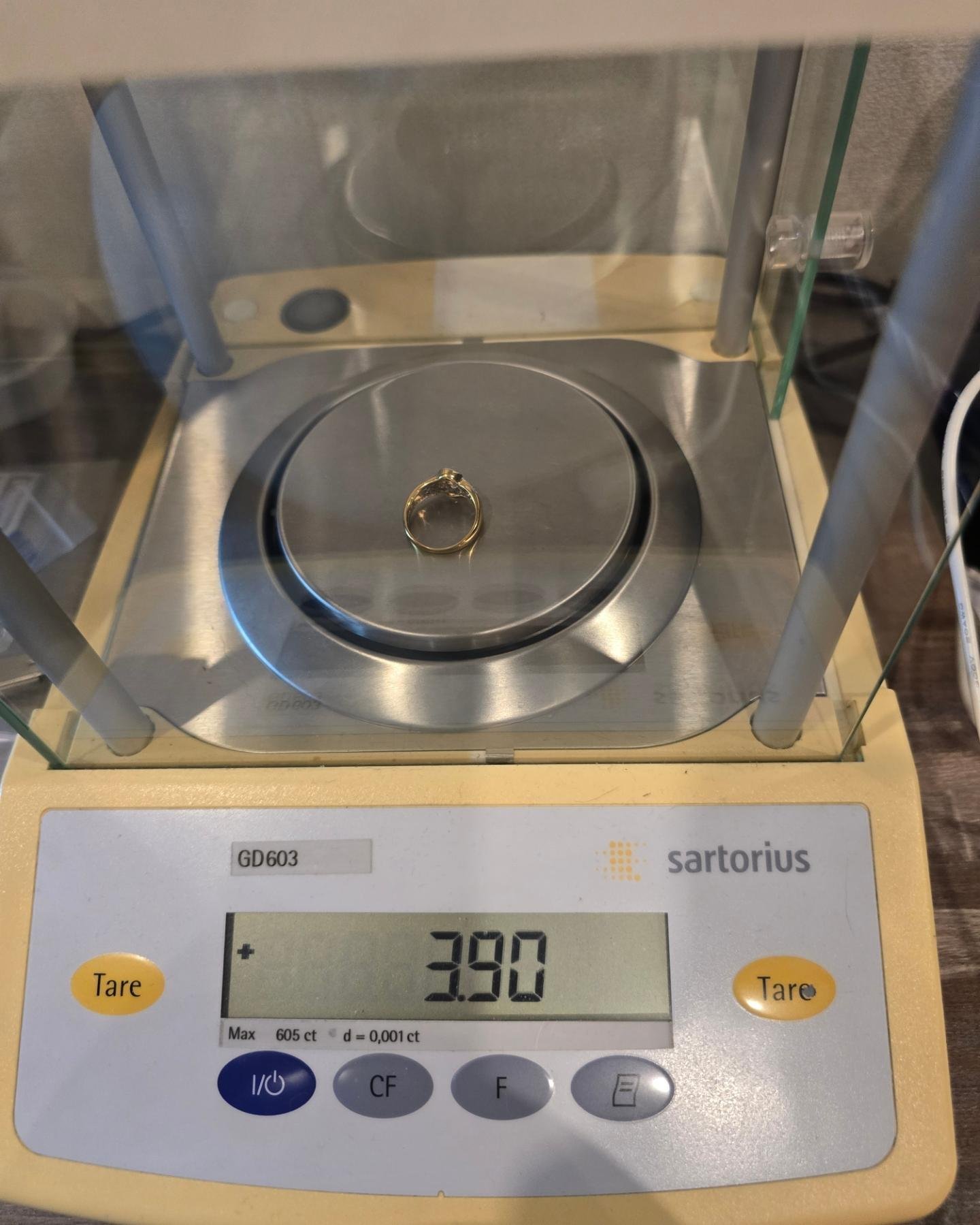 🚫ปิดการขาย(SoIdOut)🚫แหวนทองคำ 18K เพชรเกสร 14 ตัง 2 เม็ด 3 ตัง 7 เม็ด 2 ตัง 6 เม็ด รวม 61 ตัง น้ำ 96-97 ความสะอาด vvs-vs ไซส์ 51 น้ำหนัก 3.9 กรัม ราคา 15,900.-(Net)