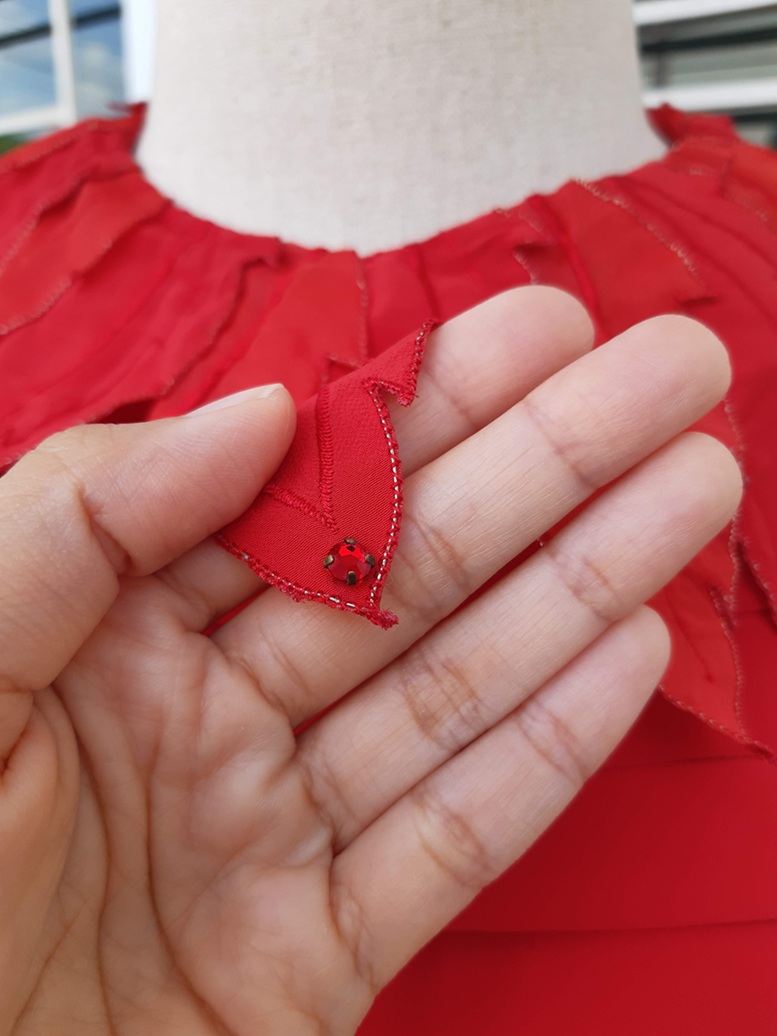 เสื้อวินเทจแขนยาวสีแดง งานกระดุมหลัง ปกใบไม้แต่งเพชรถอดได้