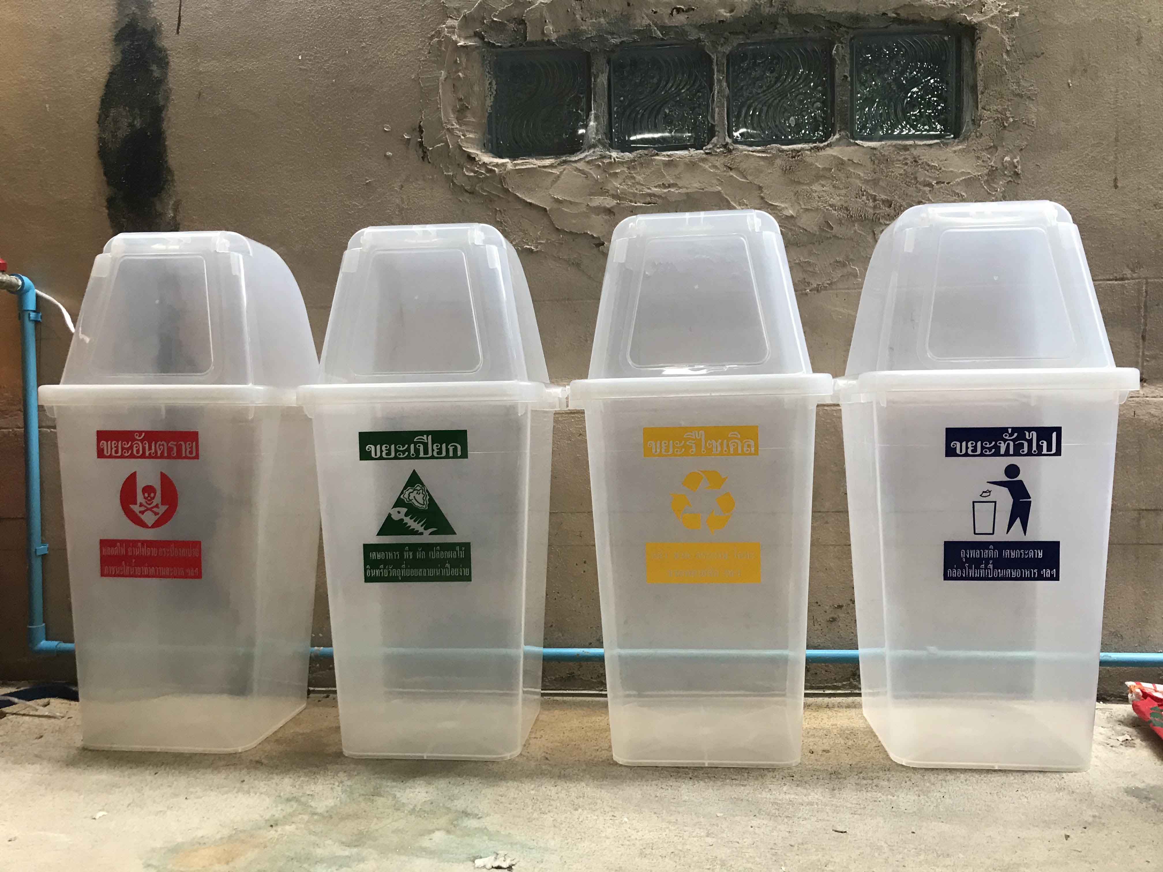 ถังขยะพลาสติกใส ทรงเหลี่ยม พร้อมฝาช่องทิ้ง 40 ลิตร