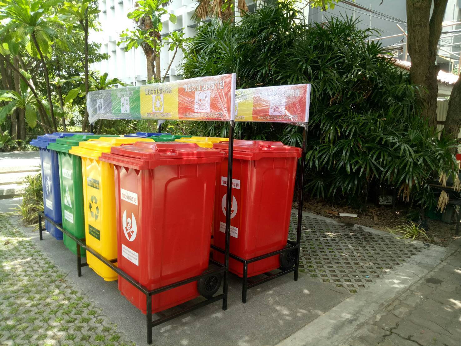 แท่นวางถังขยะ กทม. 240 ลิตร ขนาด 4 ช่อง มีป้ายแผงหลัง