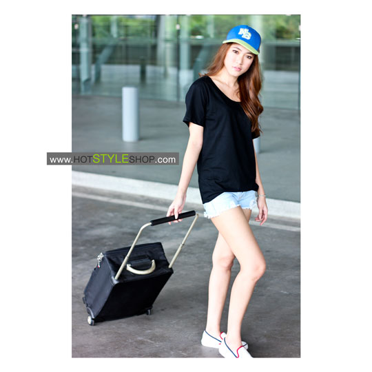 เสื้อยืดคอกว้าง เสื้อยืดคอยู