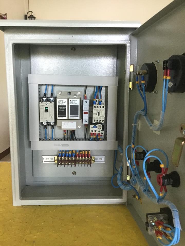 ตู้ควบคุมปั๊มน้ำ 3Hp 220v ทำงานร่วมกับ Floatless level switch ( อิเล็กโทรด 3 ก้าน ) ตู้เหล็กกันน้ำชั้นเดียว