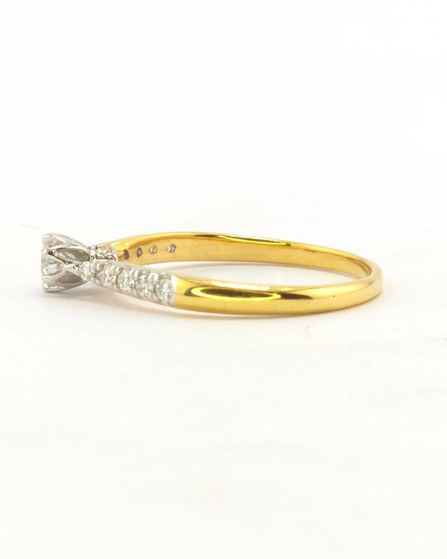 🚫ปิดการขาย(SoIdOut)🚫แหวนทองคำ 18K เพชรเกสร 14 ตัง 1 เม็ด 2 ตัง 8 เม็ด 1.5 ตัง 2 เม็ด 0.5 ตัง 4 เม็ด รวม 35 ตัง น้ำ 98-100 ความสะอาด if-vs ไซส์ 57 น้ำหนัก 2.25 กรัม ราคา 9,500.-(Net)