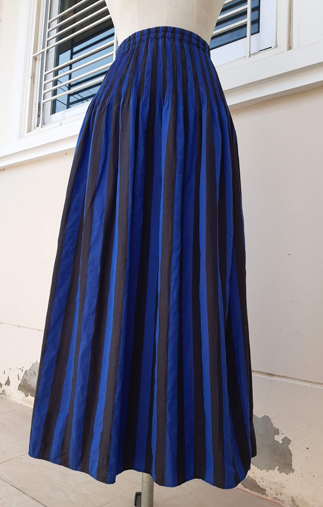 กระโปรงยาวสีน้ำเงินลายสก็อต ลายทาง ใส่ได้ 2 ด้าน