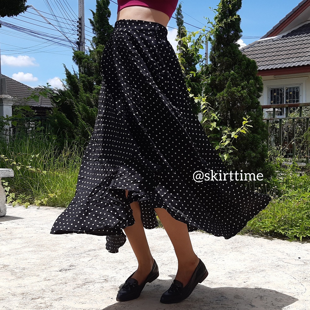 กระโปรงหางปลาลายจุดสีดำ (Black pokadots)