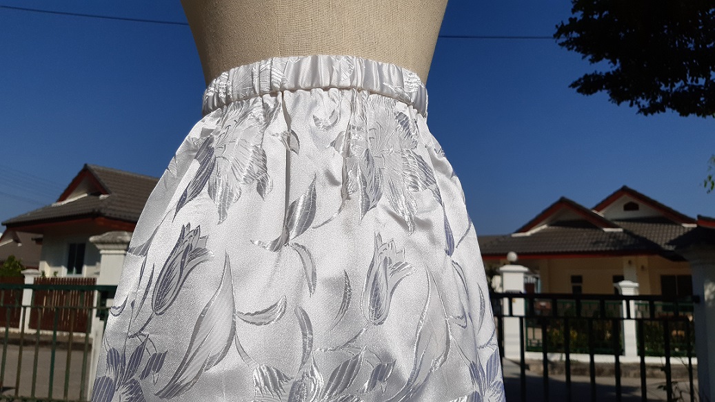 กระโปรงหางปลาวินเทจสีขาว