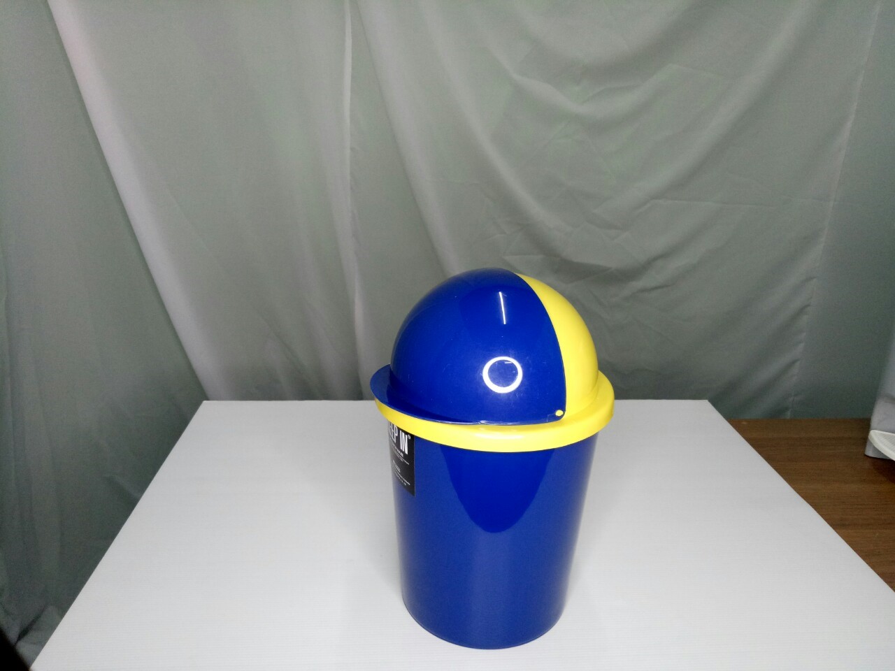 ถังขยะทรงกลม ฝาโดม 8 ลิตร