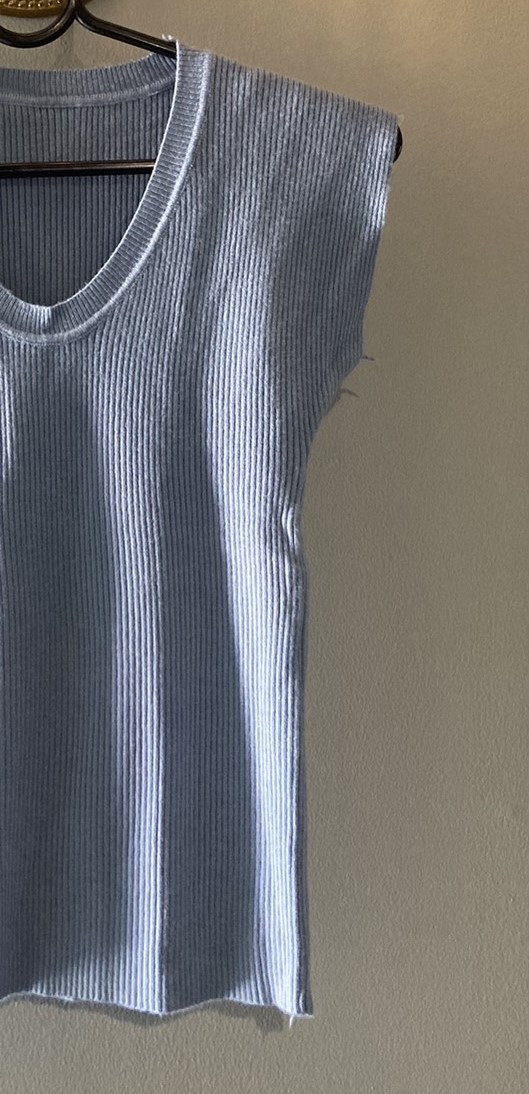 G 210220 เสื้อนิตติ้งแขนกุดสีฟ้าอ่อน ราคาเช่า 30 บาท ต่อ 1 วัน