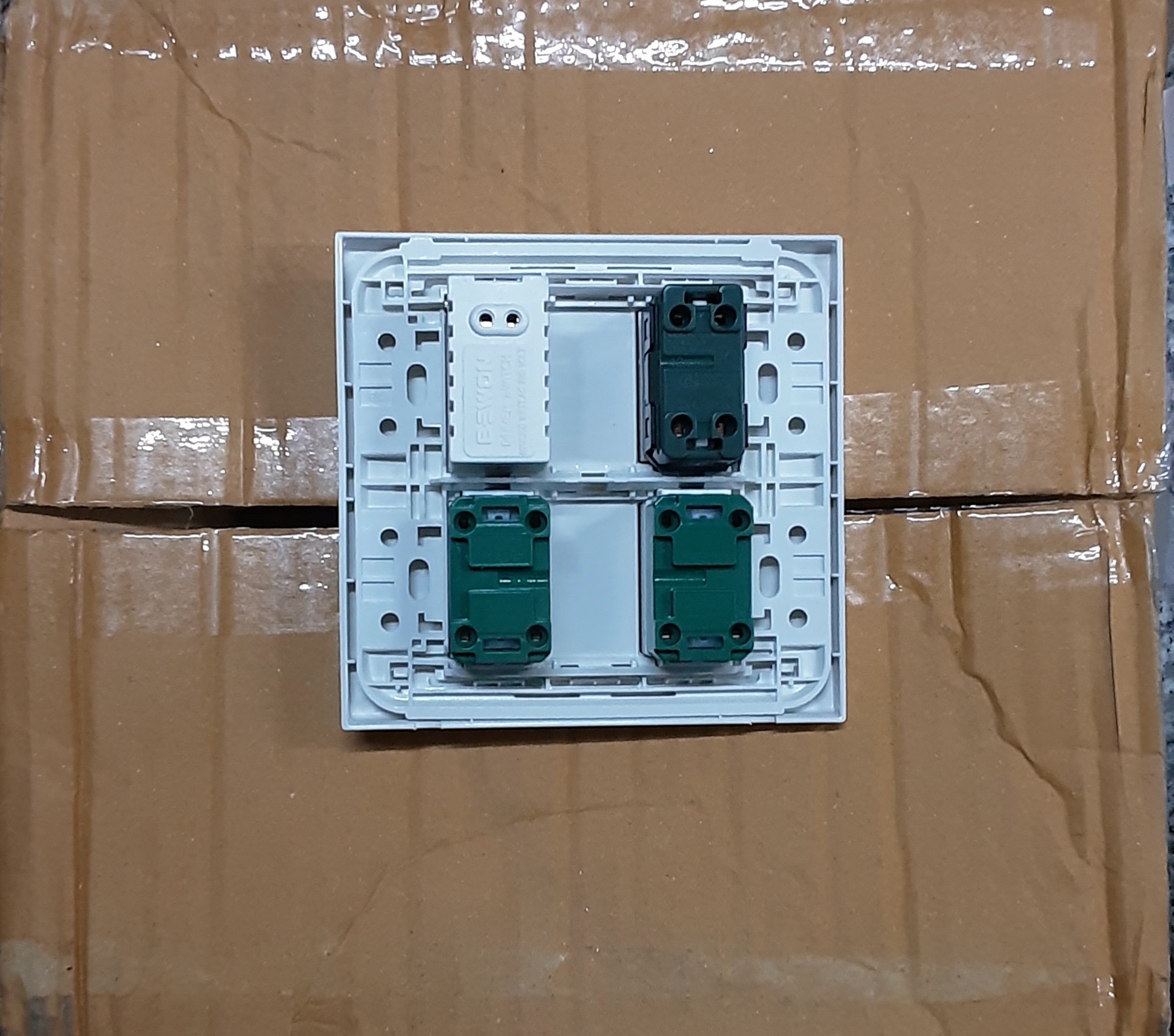 ชุดสวิตซ์ไฟสำเร็จ Panasonic เต้ารับเดียว 2 ช่อง สวิตซ์หรี่เเสง เเบบธรรมดา 1 ช่อง สวิตซ์ 1 ช่อง พร้อมหน้ากาก 4 ช่อง บล็อกลอย4x4 สีขาว