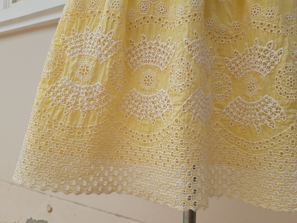 กระโปรงบานฉลุลายสีเหลืองอ่อน