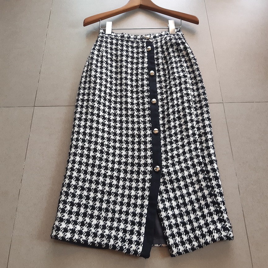 กระโปรงยาวผ้าทวีตลายชิโนริสีดำ