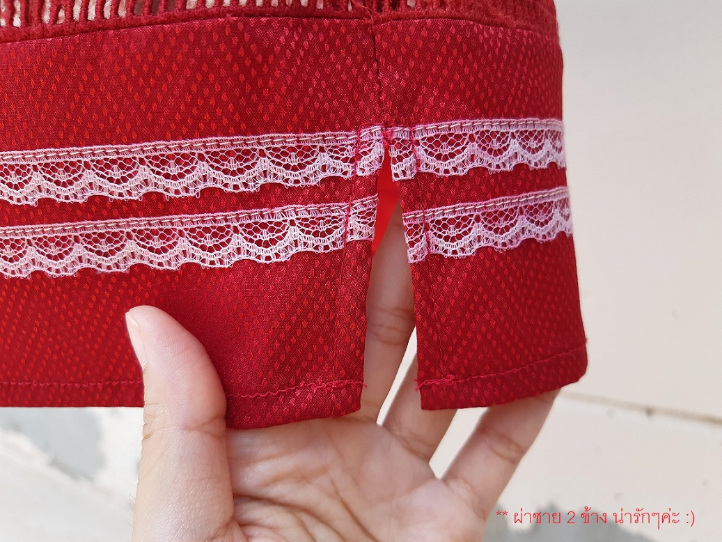 กระโปรงทรงเอสีแดง ผ้าลายก้างปลา ชายฉลุลูกไม้