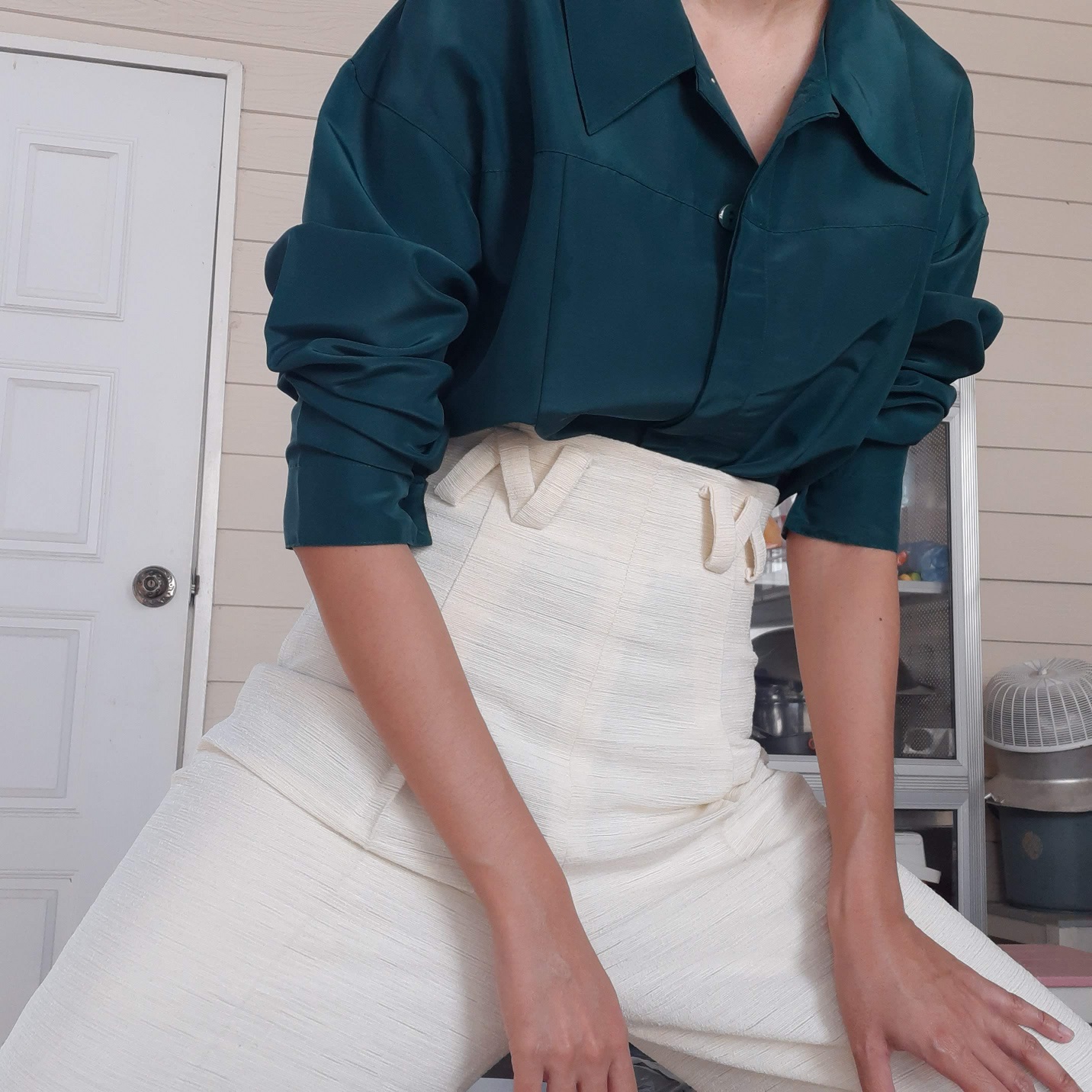 เสื้อเชิ้ตแขนยาวสีเขียวหัวเป็ด