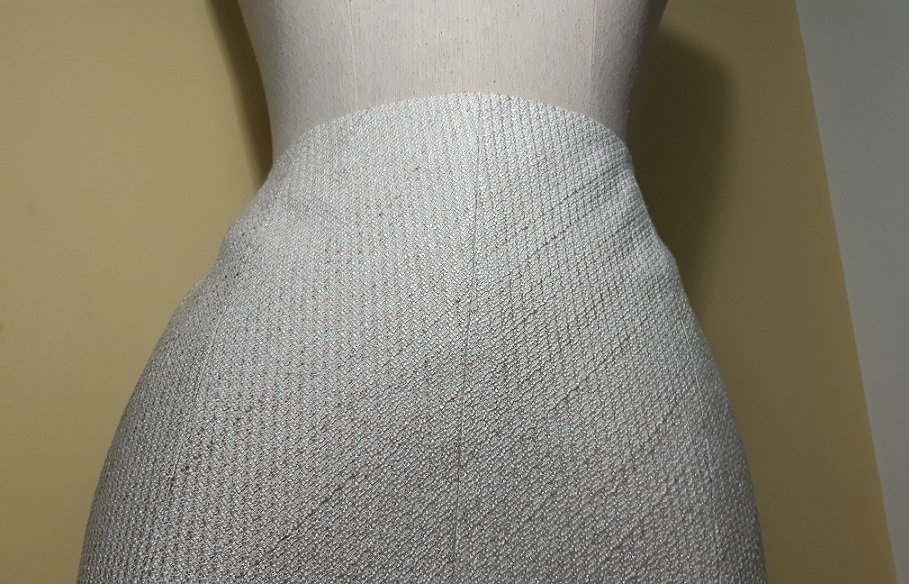 กระโปรงผ้าทวีตทรงหางปลาสีครีม