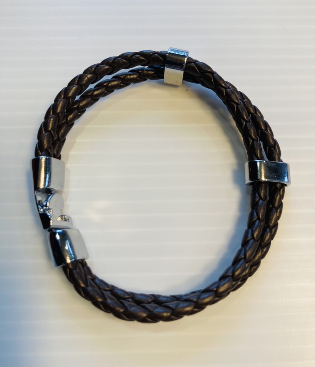 G 220395 สร้อยข้อมือหนังถักสีน้ำตาลติดอะไหล่สีเงิน ราคาเช่า 30 บาท ต่อ 1 วัน