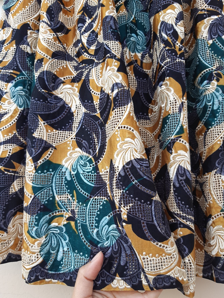 กระโปรงวินเทจผ้าฉลุลายสีสวยแปลกตา สีทอง-สีน้ำเงิน งานปักแน่น (Vintage Skirt)