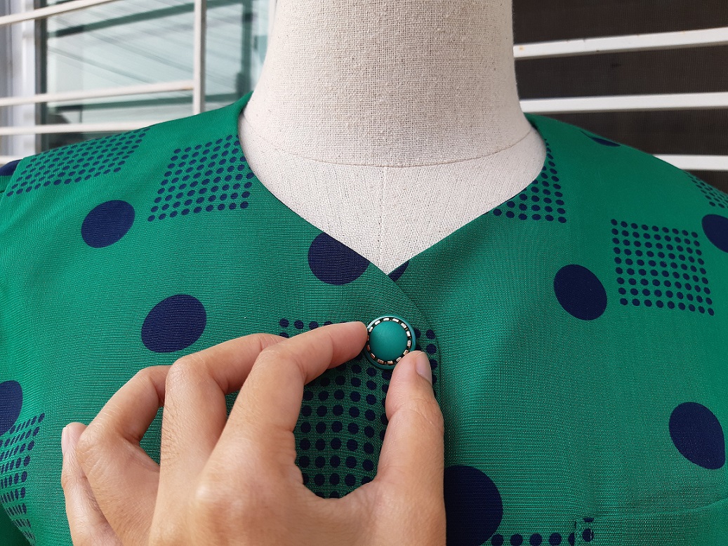 เสื้อวินเทจสีเขียวลายจุดสีกรมท่า