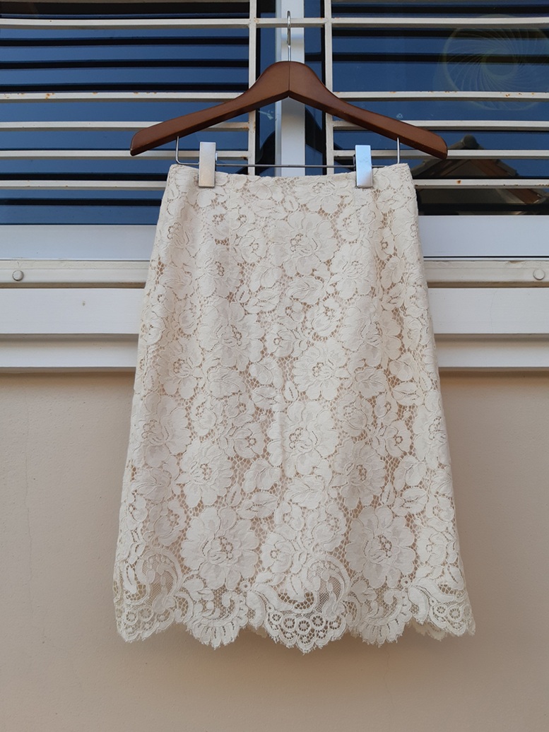 กระโปรงทรงเอสีครีม ผ้าลูกไม้นุ่ม แบรนด์ญี่ปุ่น