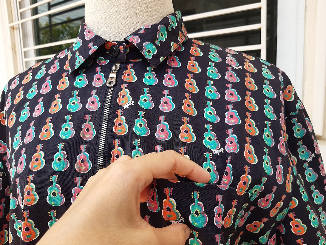 เสื้อเชิ้ตแขนสั้นสีกรมท่าลายกีต้าร์