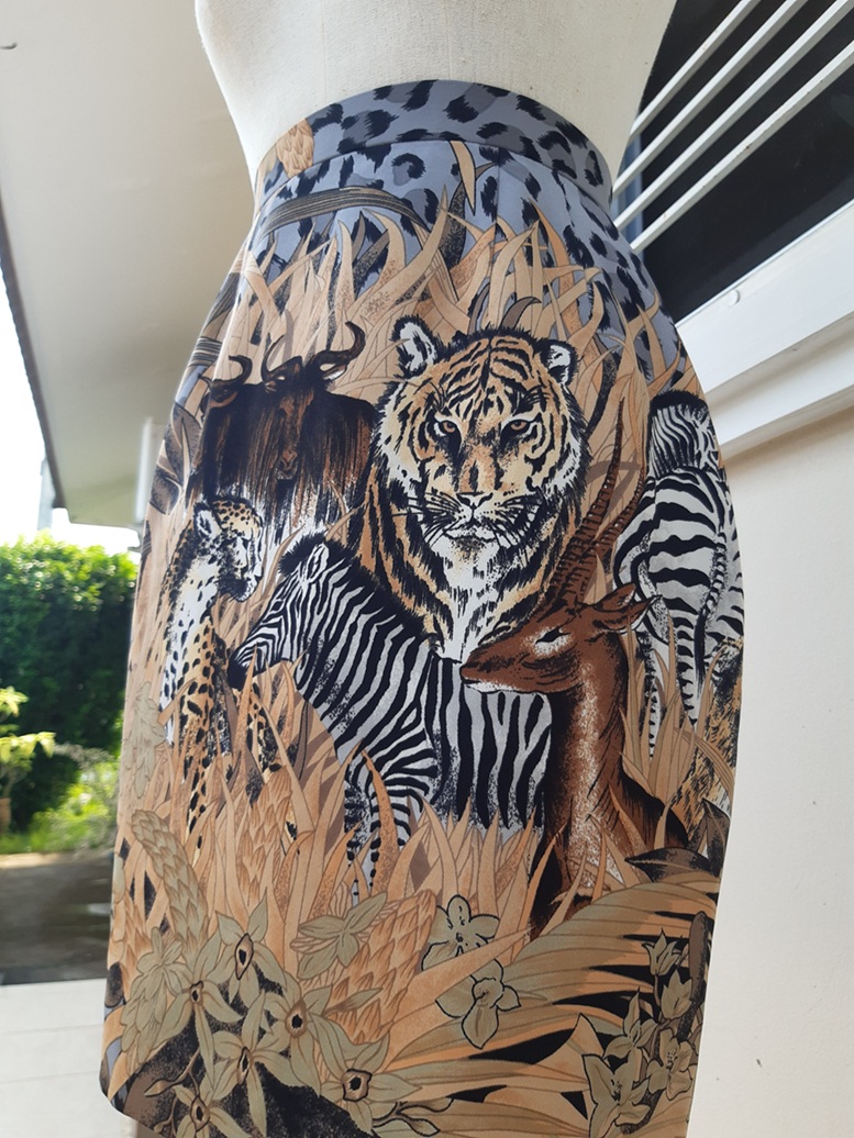 กระโปรงวินเทจทรงเอลายเสือ+สิงโต สีเทา (Vintage skirt - rare finds)