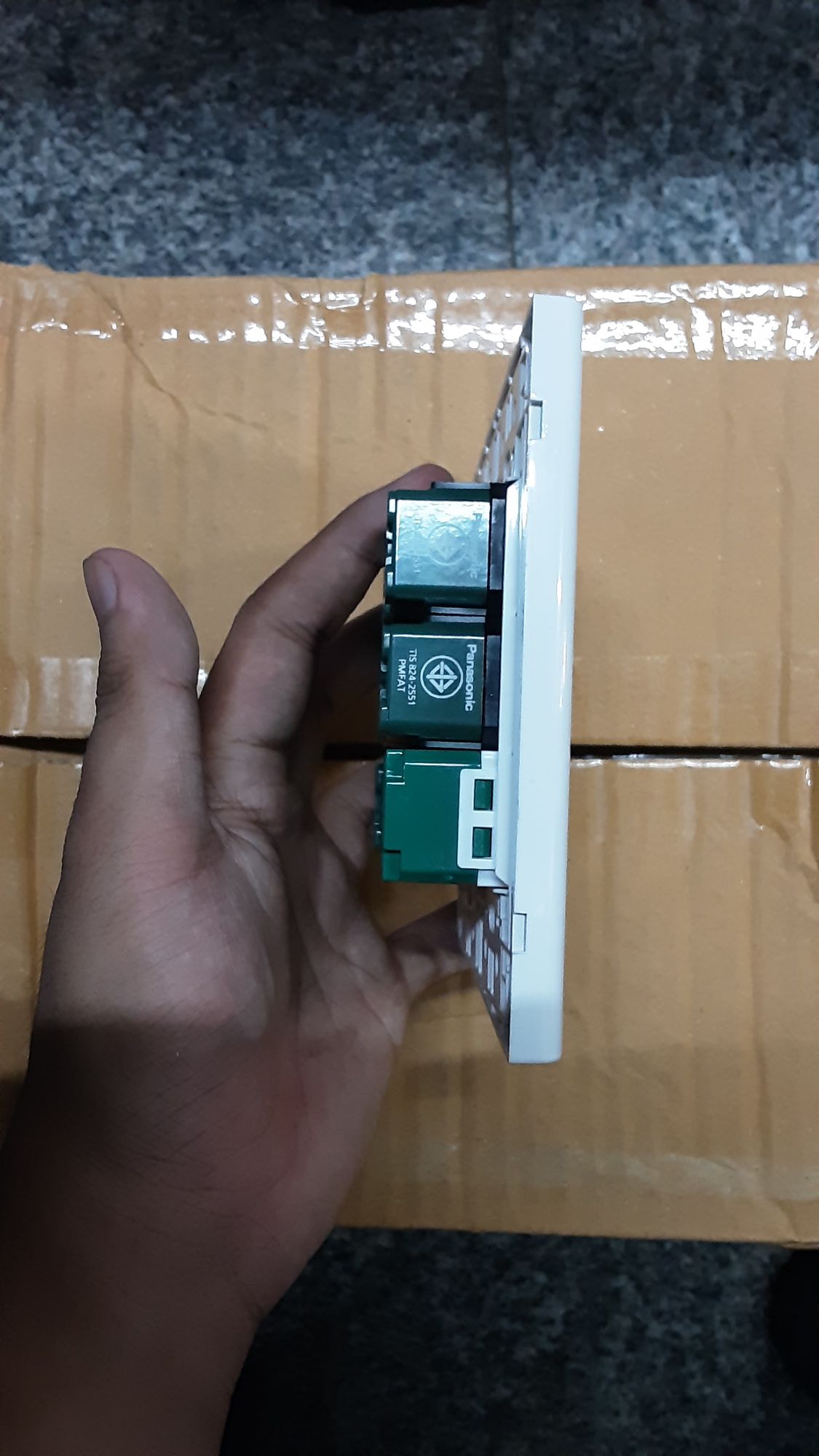 ชุดสวิตซ์ไฟสำเร็จ Panasonic เต้ารับเดียว 1 ช่อง สวิตซ์ 5 ช่อง พร้อมหน้ากาก 6 ช่อง บล็อกลอย4x4 สีขาว