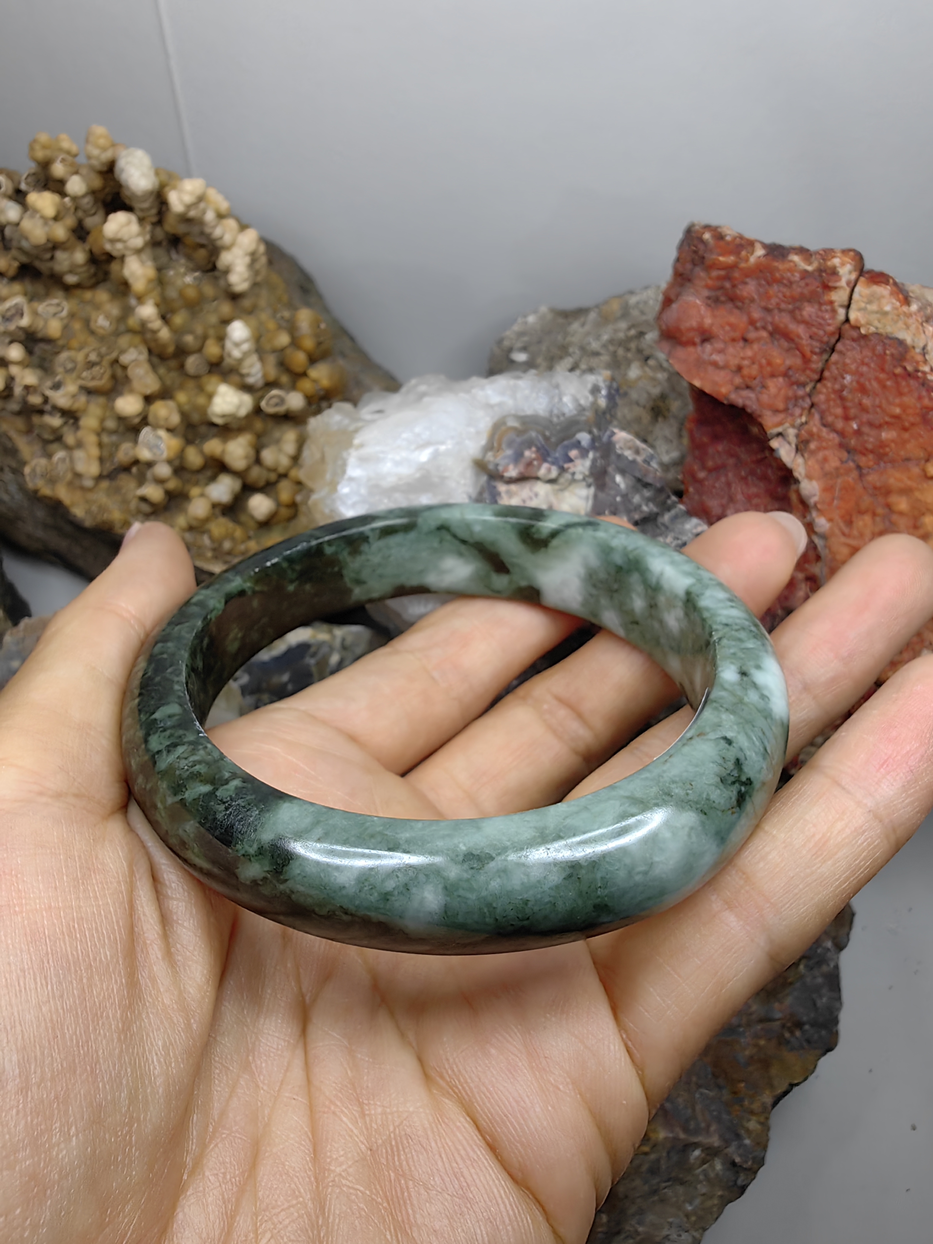 Burmese Jadeite Bangle Size 62 กำไลหยกเจไดต์พม่า Diameter/ เส้นผ่านศูนย์กลางด้านใน 62 mm.