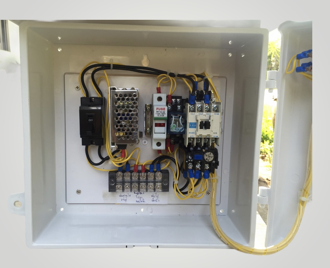 ตู้ควบคุมปั๊มน้ำ 1 HP 1เฟส 220 v ใช้กับลูกลอยไฟฟ้า 24Vdc ตู้พลาสติก