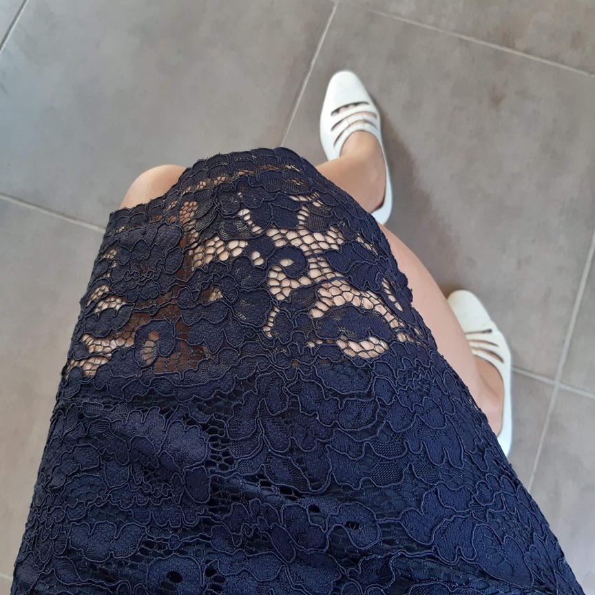 กระโปรงทรงเอผ้าลูกไม้สีกรมท่า ผ่าชายด้านหลัง แบรนด์ GU