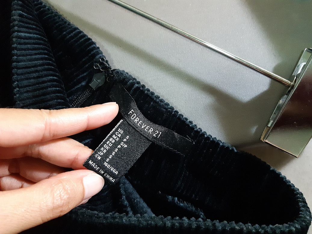 กระโปรงสั้นผ้าลูกฟูกสีดำ แบรนด์ FOREVER 21