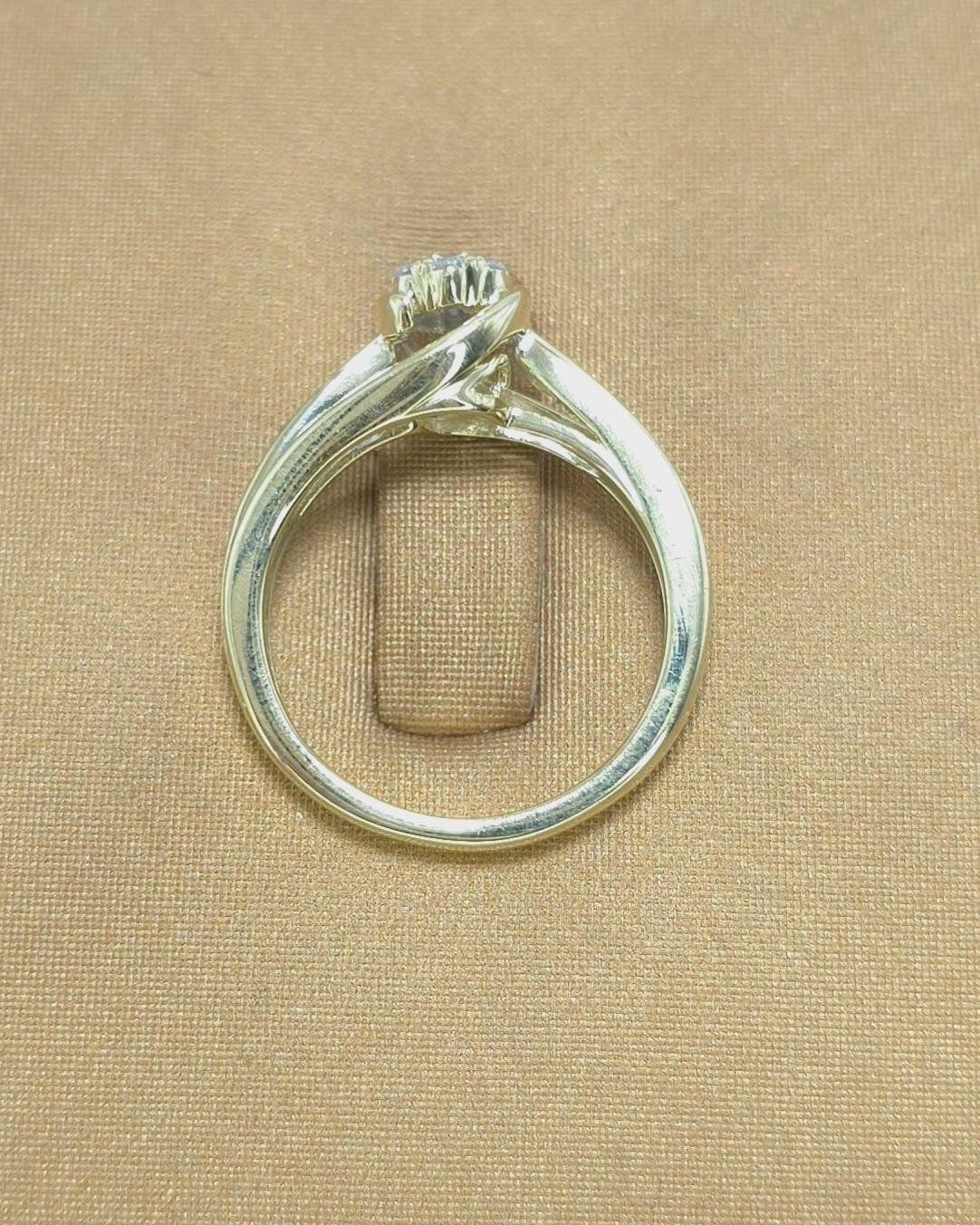 แหวนทองคำ 9K เพชรเกสร 7 เม็ด รวม 14 ตัง น้ำ 96-97 ความสะอาด i2-i3 เพชรกุหลาบ 0.25 ตัง 6 เม็ด รวม 1.5 ตัง ไซส์ 49 น้ำหนัก 2.45 กรัม ราคา 3,250.-(Net)