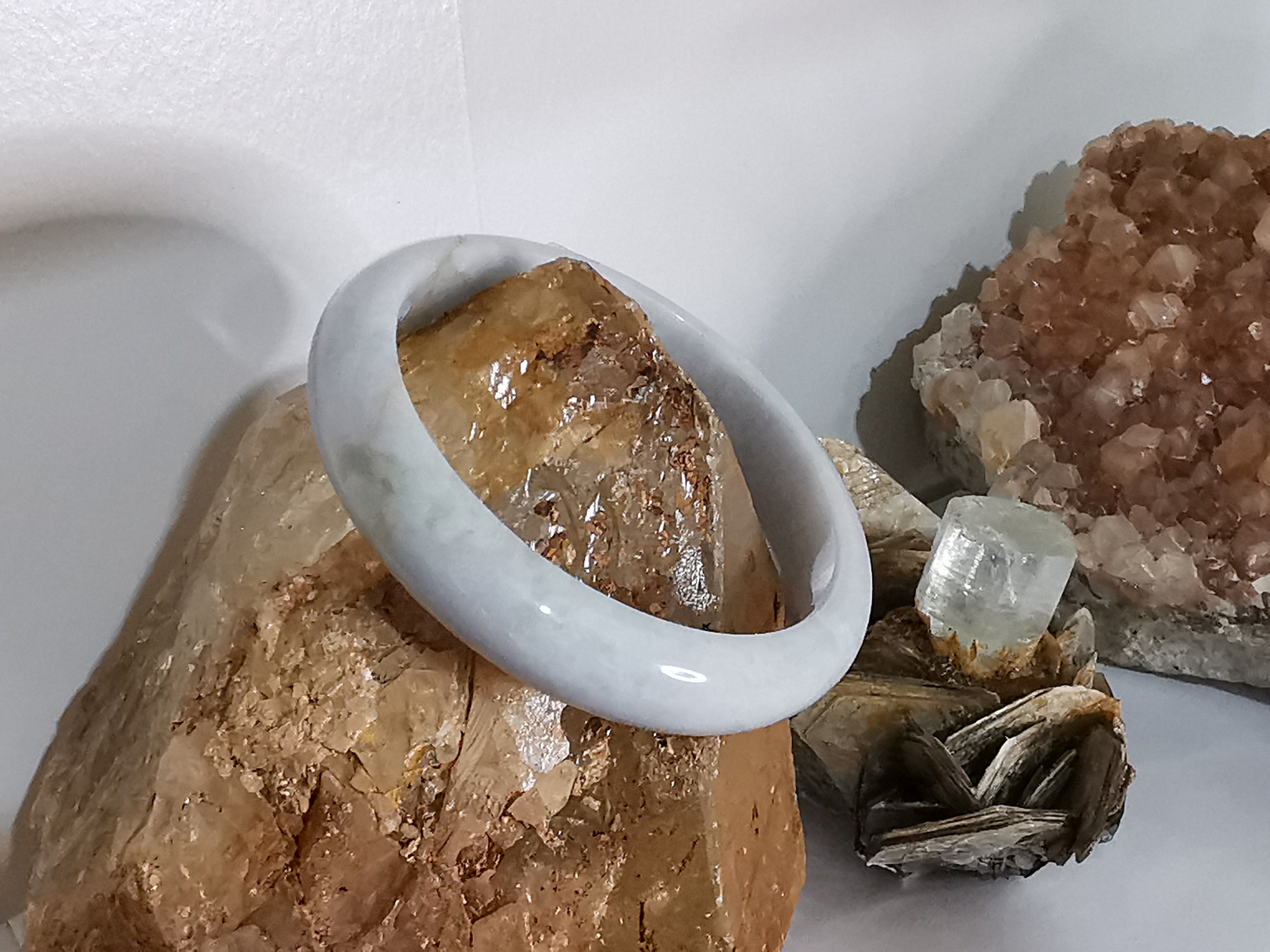 White Green Bangle กำไลหยกเจไดต์ Diameter/ เส้นผ่านศูนย์กลางด้านใน 63 mm.