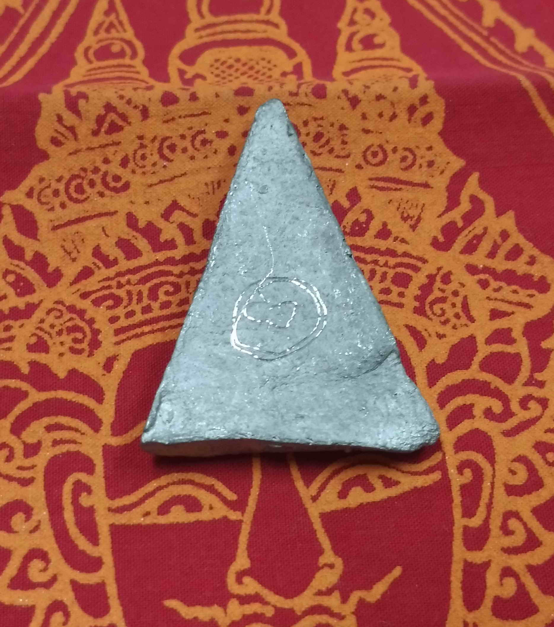 หลวงพ่อชำนาญ (พระครูปทุมวรกิจ) วัดบางกุฎีทอง จ.ปทุมธานี พระนางพญา เนื้อชินตะกั่ว ตอกโค๊ตที่ข้างแขนขวา หลังมีรอยจาร พระแท้ วัตถุมงคลดี โดย sukpra (ศุขพระ)