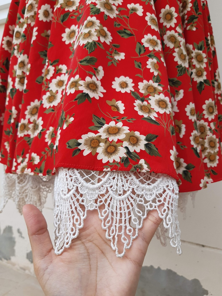 กระโปรงทรงสวิงลายดอกไม้สีแดง ชายลูกไม้วินเทจ (Vintage skirt)