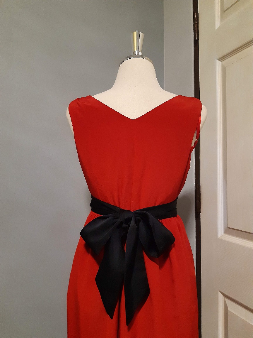 เดรสสีแดง ผูกโบว์สีดำ