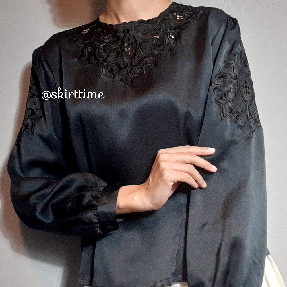 เสื้อวินเทจแขนยาวสีดำอก และ แขนฉลุลาย (Vintage Blouse)