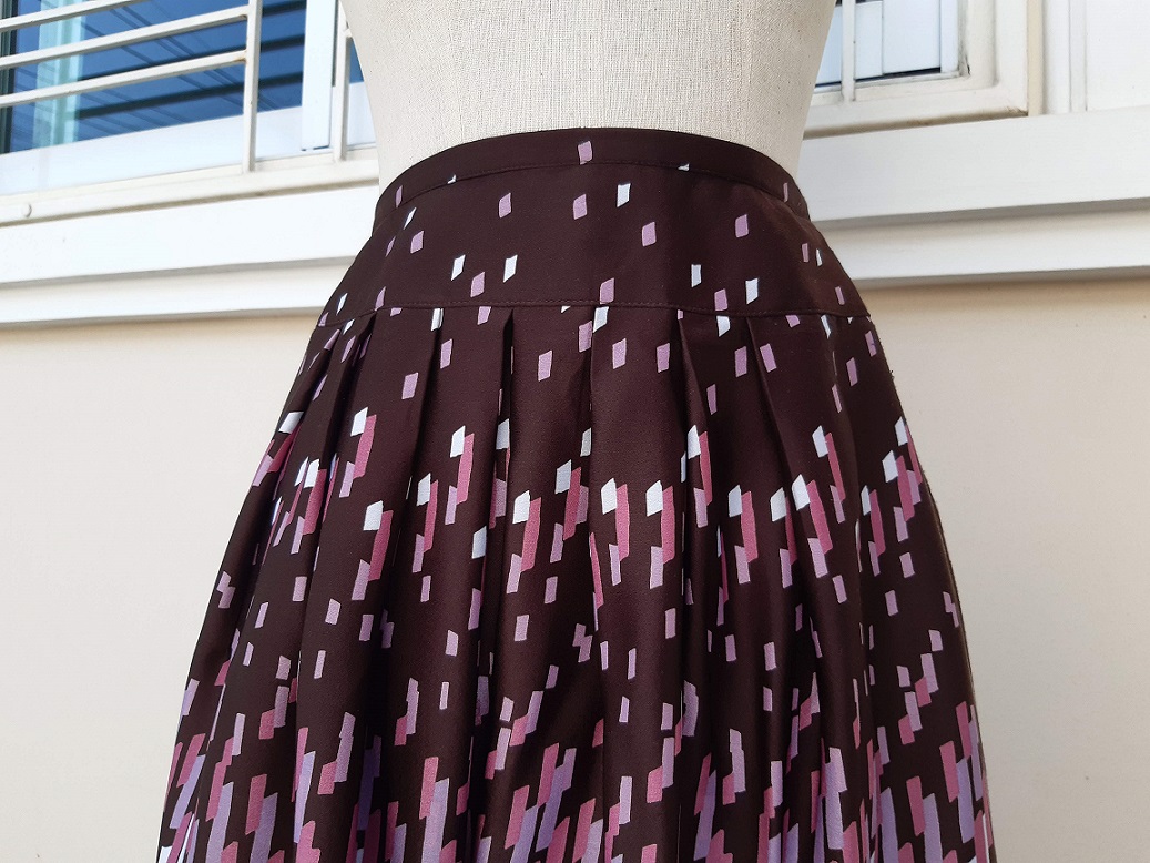 ชุดเซ็ตวินเทจ เสื้อกลิตเตอร์สีม่วง + กระโปรงลายกราฟฟิค แบรนด์ Marie Claire