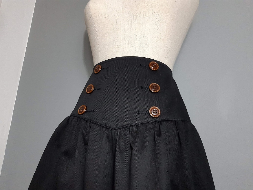 กระโปรงวินเทจสีดำ แต่งกระดุมและเชือกริบบิ้น