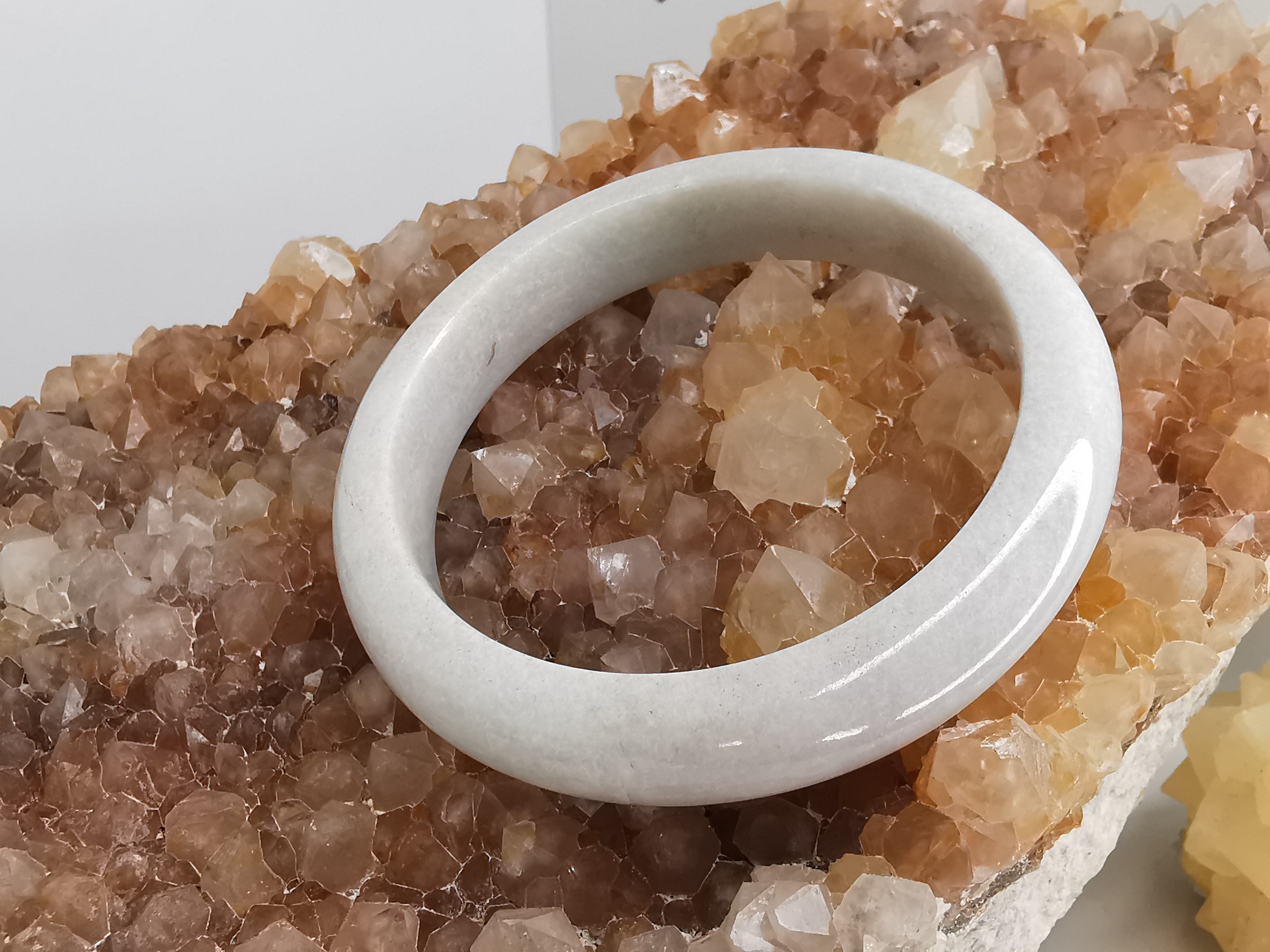 White Green Jade Bangle กำไลหยกเจไดต์แท้ Diameter/ เส้นผ่านศูนย์กลางด้านใน 56 mm.