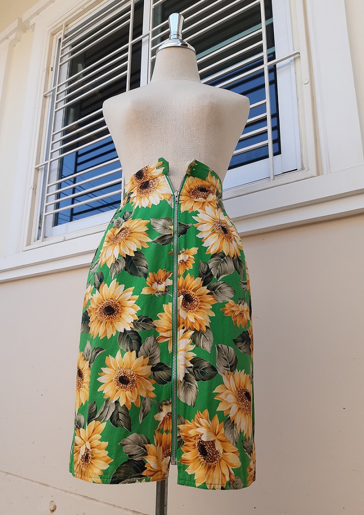 🔥 SALE 50% 🔥 กระโปรงวินเทจสีเขียวลายทานตะวัน 🌻 ซิปหน้า ykk ใส่ได้ 2 ด้าน อีกฝั่งเป็นลายทางสีเขียว-ขาว (Floral & Stripe pattern)