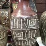 แจกันดินเผาลายอักษรโบราณ