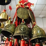 ระฆังแขวนพู่แดง