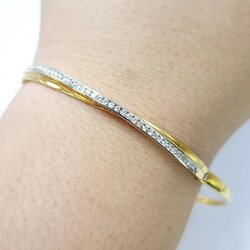 🚫ปิดการขาย(SoIdOut)🚫กำไลข้อมือทองคำ 18K เพชรเกสร 2 ตัง 21 เม็ด 1.5 ตัง 16 เม็ด รวม 66 ตัง น้ำ 94-95 ความสะอาด vvs วงในกว้าง 5.9 ซม (รอบวง 18.5ซม) น้ำหนัก 14.91 กรัม