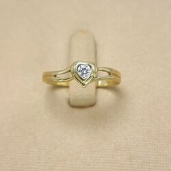 ❌️ปิดการขาย(SoIdOut)❌️แหวนทองคำ 18K เพชรเกสร 9 ตัง 1 เม็ด น้ำ 97-98 ความสะอาด vvs ไซส์ 52 น้ำหนัก 2.3 กรัม ราคา 5300.-(Net)