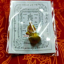 หลวงพ่อสิน ภทฺทาจาโร วัดละหารใหญ่ จ.ระยอง ลูกอมผงพรายกุมาร (ผสมว่านดอกทอง) โค๊ต ส. ทาทอง สร้างปี 2556 ซองเดิม พระแท้ วัตถุมงคลดี โดย sukpra (ศุขพระ)