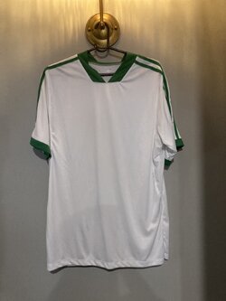 G 210008 เสื้อกีฬาคอวีสีขาวแถบเขียว FBT ราคาเช่า 30 บาท ต่อ 1 วัน