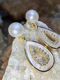 ต่างหูไข่มุกเลี้ยงธรรมชาติ เปลือกหอย เพชรสวิส Natural Cultured Pearl Mother of Pearl Swiss Diamond Earrings