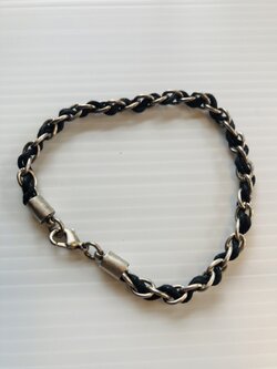 G 220253 สร้อยข้อมือหนังสีดำร้อยโซ่สีเงิน ราคาเช่า 30 บาท ต่อ 1 วัน