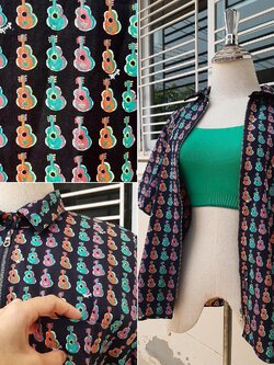 เสื้อเชิ้ตแขนสั้นสีกรมท่าลายกีต้าร์