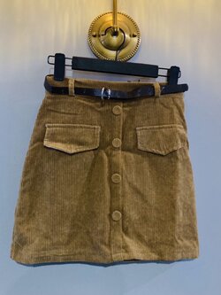 G 220220 กระโปรงสั้นสีน้ำตาล ราคาเช่า 30 บาท ต่อ 1 วัน