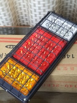 ไฟท้ายมีตระแกรงกันหิน 3 ตอน 45LED 12 โวลท์ รุ่นพิเศษ ราคาประหยัด แสงสว่างกระจายมากขึ้น 30% มองเห็นชัดเจนทั้งด้านข้างและด้านหลัง สำหรับรถยนต์ รถบรรทุก รถสร้างทุกชนิด